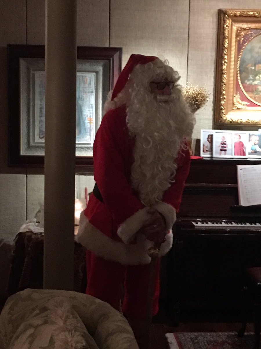 #kotipukki 
Täällä maalla ei ole tilatulla pukilla turhan kiire, ehti laulamaan kanssamme usean biisin 🎼🎅 #aattoilta #pitkäodotuspalkittu