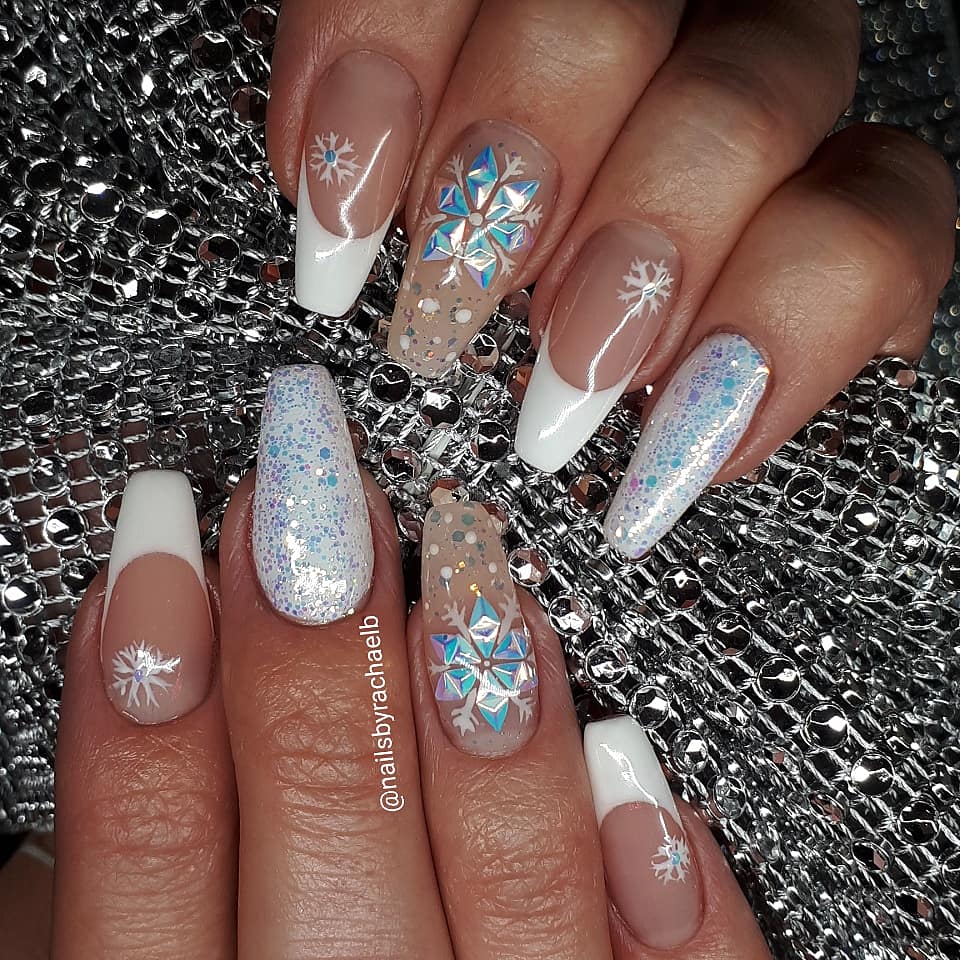 ❄☃️❄ #snowflakes #frenchmanicure #snowflakenails #frenchmani #magpiebeauty #showscratch #nailpro @ScratchMagazine @NailproMagazine @magpie_beauty