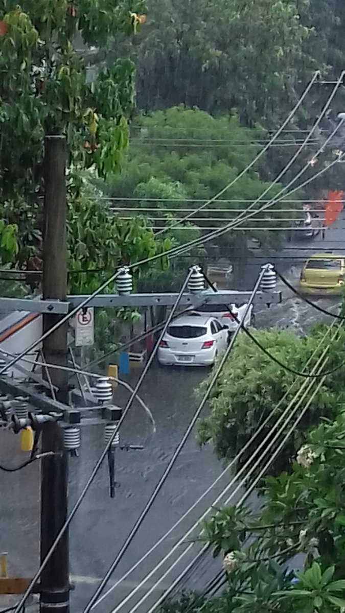 CamargoR's tweet photo. @OperacoesRio @bandnewsfmrio 
@LeiSecaRJ Cruzamento rua dos Artistas com Ribeiro Guimarães em Vila Isabel. https://t.co/nXAJlYFVDZ