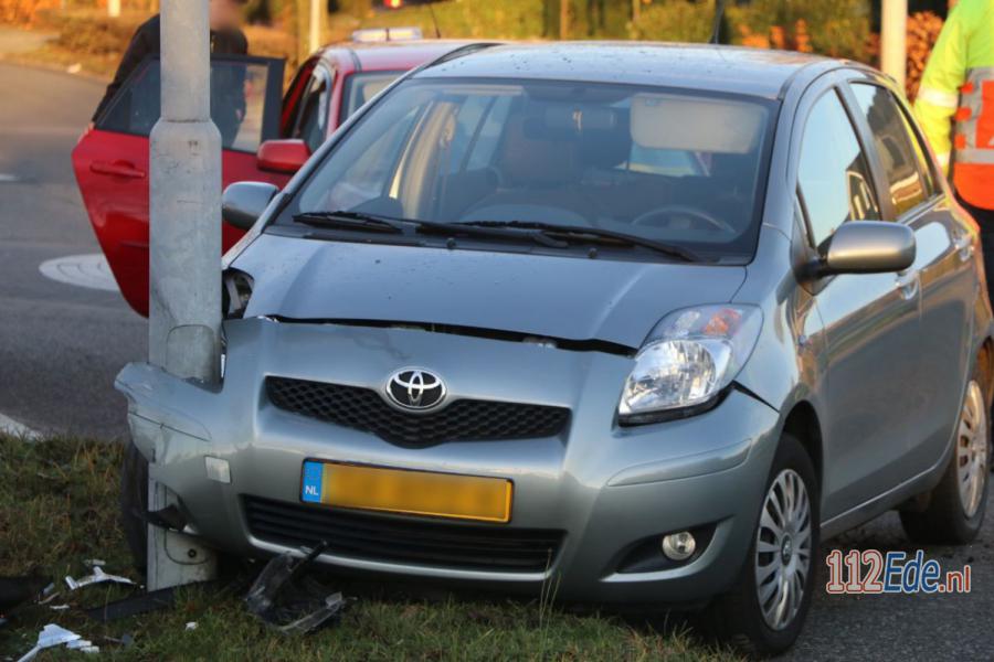 🚨 Schade bij aanrijding met lantaarnpaal op de Hoofdweg in #Ederveen 112.press/QvHKcY 112Ede https://t.co/saFh0IL3hV