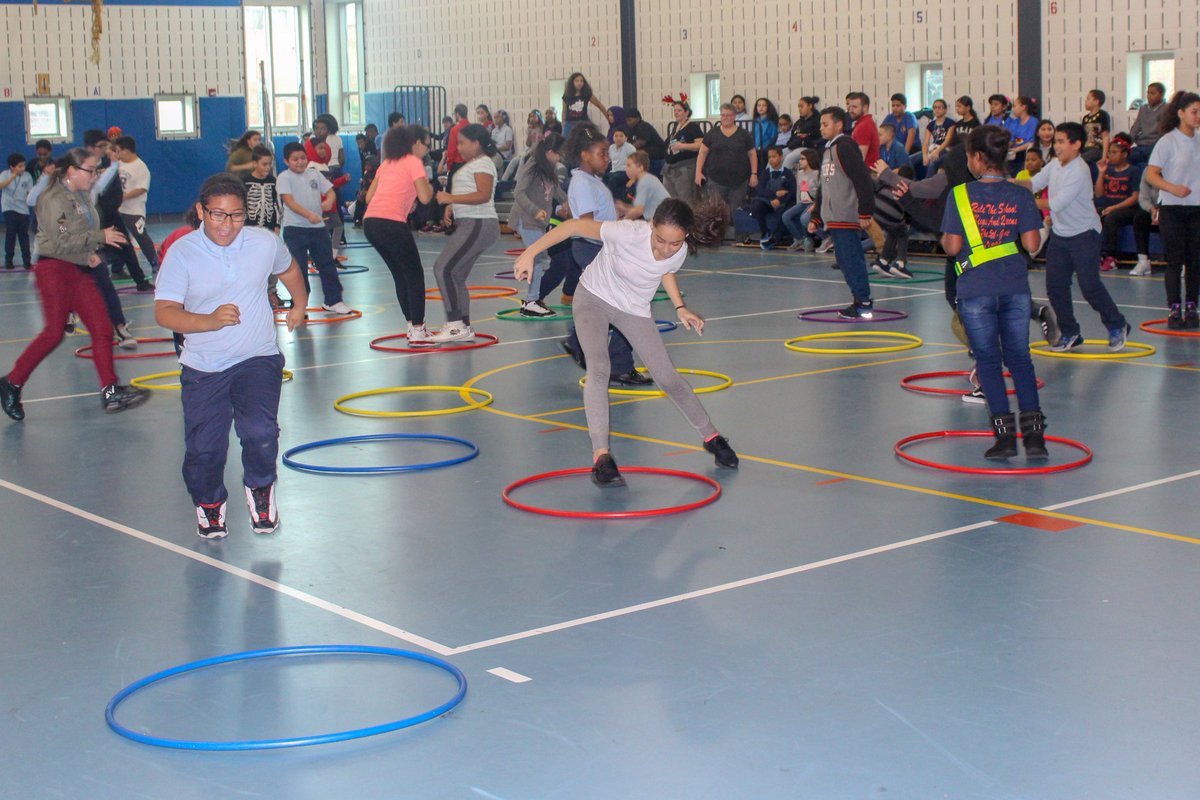 StefanieDiFran1's tweet photo. Feltonville Arts & Sciences celebrated Winter Break on 12/21 with the Annual 6th Grade Winter Wonderland Games #PBIS #FSASproud @PBISRewards @PrincipalPiniat @kelleycollings @phila_teach @thealisonstore https://t.co/qCRJOIO8cr