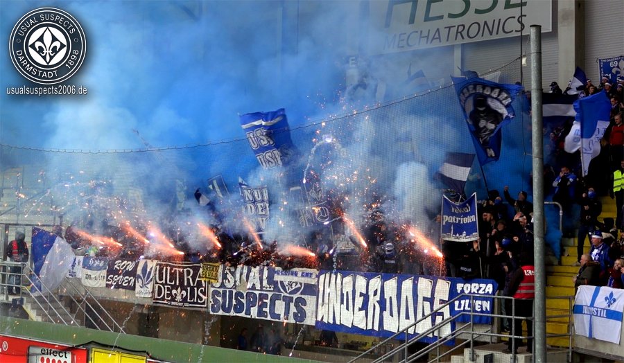 FasziFankurve's tweet photo. #Darmstadt98 #Ultras gestern mit mehreren Pyroaktionen in #Paderborn: #SCPD98 #Lilien https://t.co/cy0USJzHcW https://t.co/kAcOvzhhBa