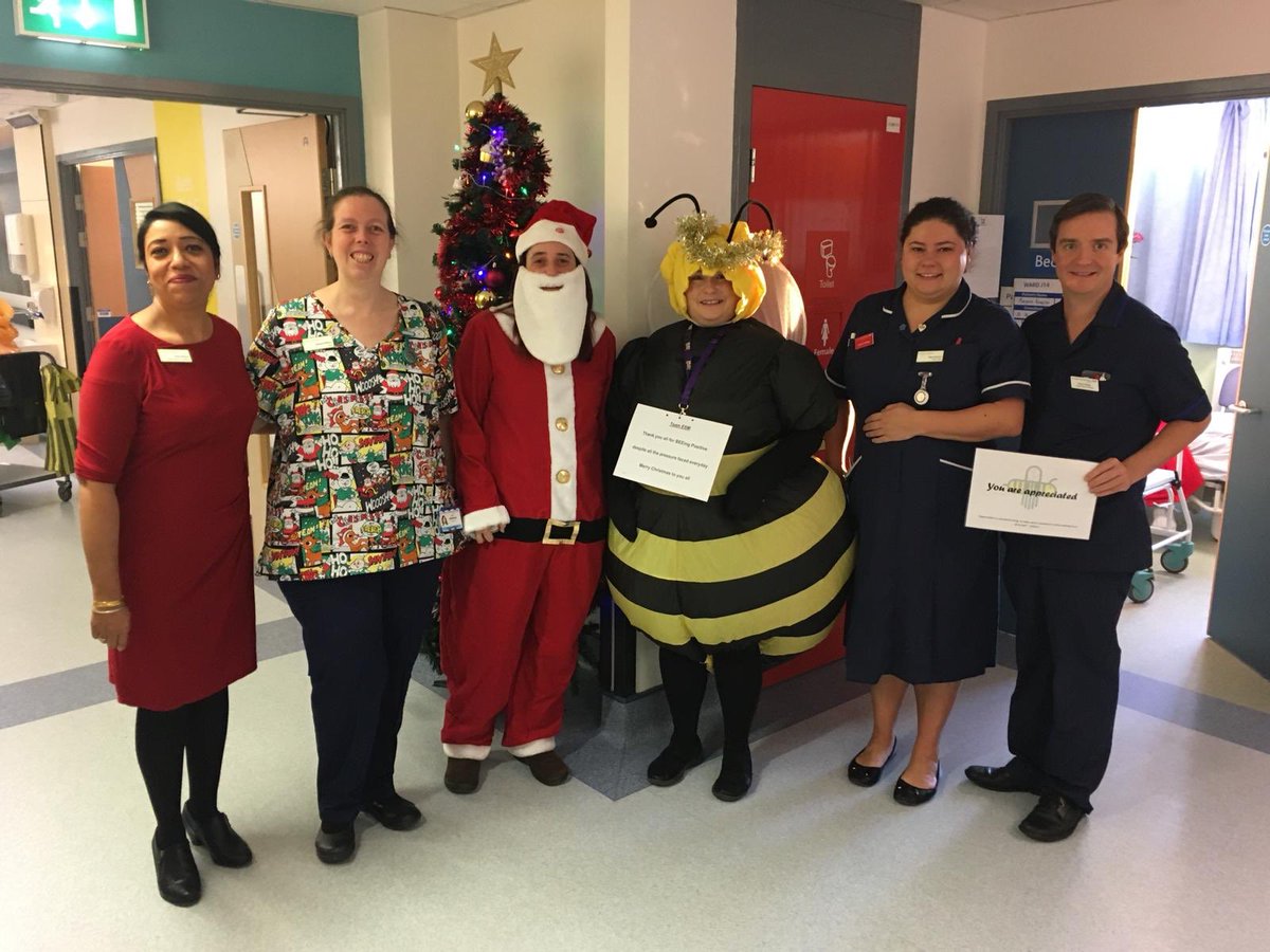 BeePositiveLTHT's tweet photo. Fabulous morning visiting the EMS wards &amp; @MyiED @LeedsHospitals spreading some Bee Positive feedback with Santa and Deputy HoN Bee-v Brown! Merry Christmas everyone! 🎅🏻 https://t.co/WPP2GOa2Wf