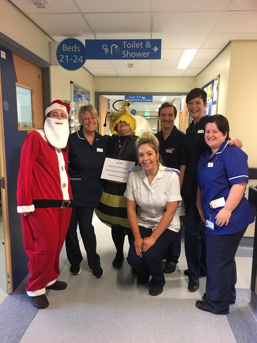 BeePositiveLTHT's tweet photo. Fabulous morning visiting the EMS wards &amp; @MyiED @LeedsHospitals spreading some Bee Positive feedback with Santa and Deputy HoN Bee-v Brown! Merry Christmas everyone! 🎅🏻 https://t.co/WPP2GOa2Wf