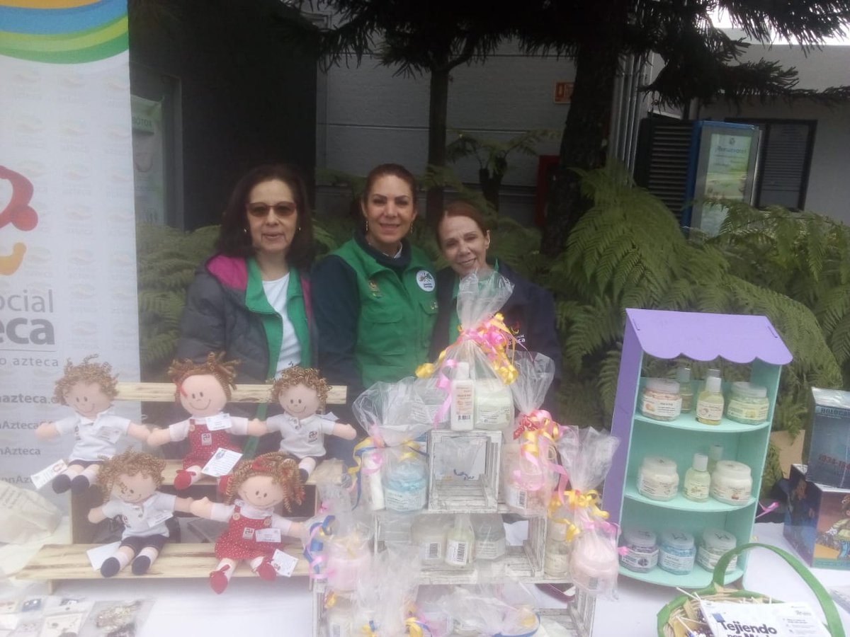 FundacionAzteca's tweet photo. Nuestro querido #VoluntariadoAz llevó a cabo una jornada de venta navideña con causa para obtener fondos que sustentan las campañas que realizamos. 🎅🏻🎄
Agradecemos a quienes compraron un detallito en apoyo a nuestras causas. ❤️
#RedSocialAz https://t.co/xSYECRnR8p