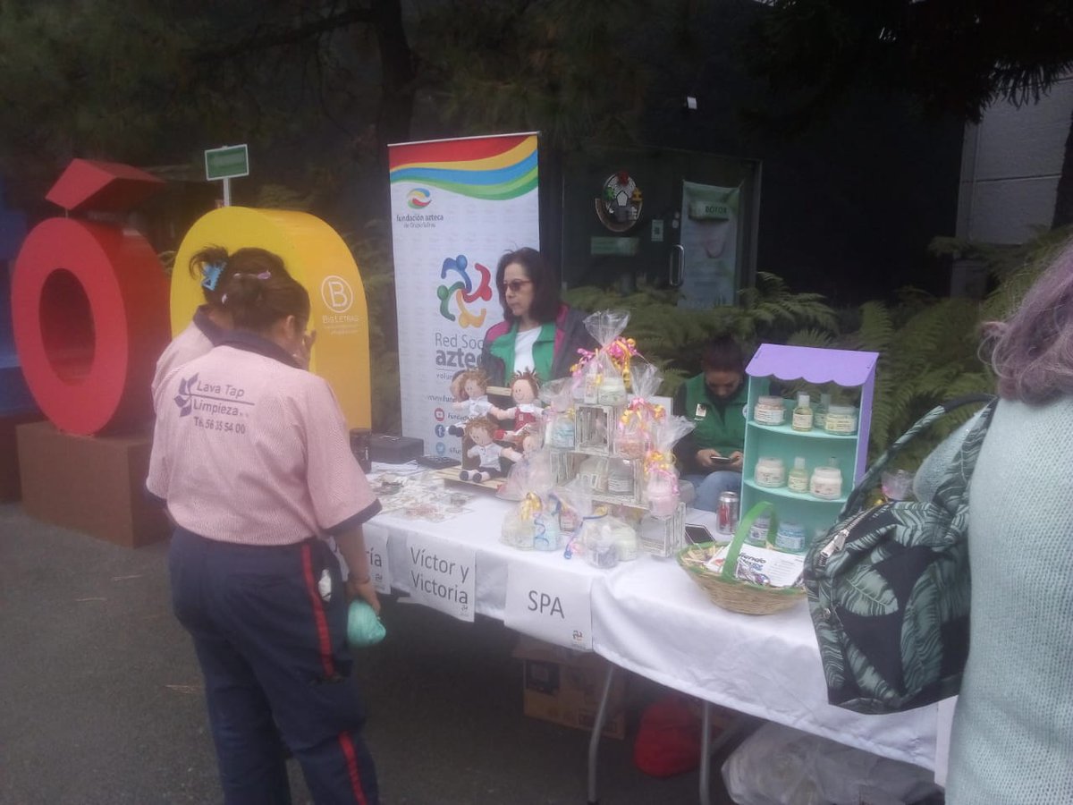 FundacionAzteca's tweet photo. Nuestro querido #VoluntariadoAz llevó a cabo una jornada de venta navideña con causa para obtener fondos que sustentan las campañas que realizamos. 🎅🏻🎄
Agradecemos a quienes compraron un detallito en apoyo a nuestras causas. ❤️
#RedSocialAz https://t.co/xSYECRnR8p