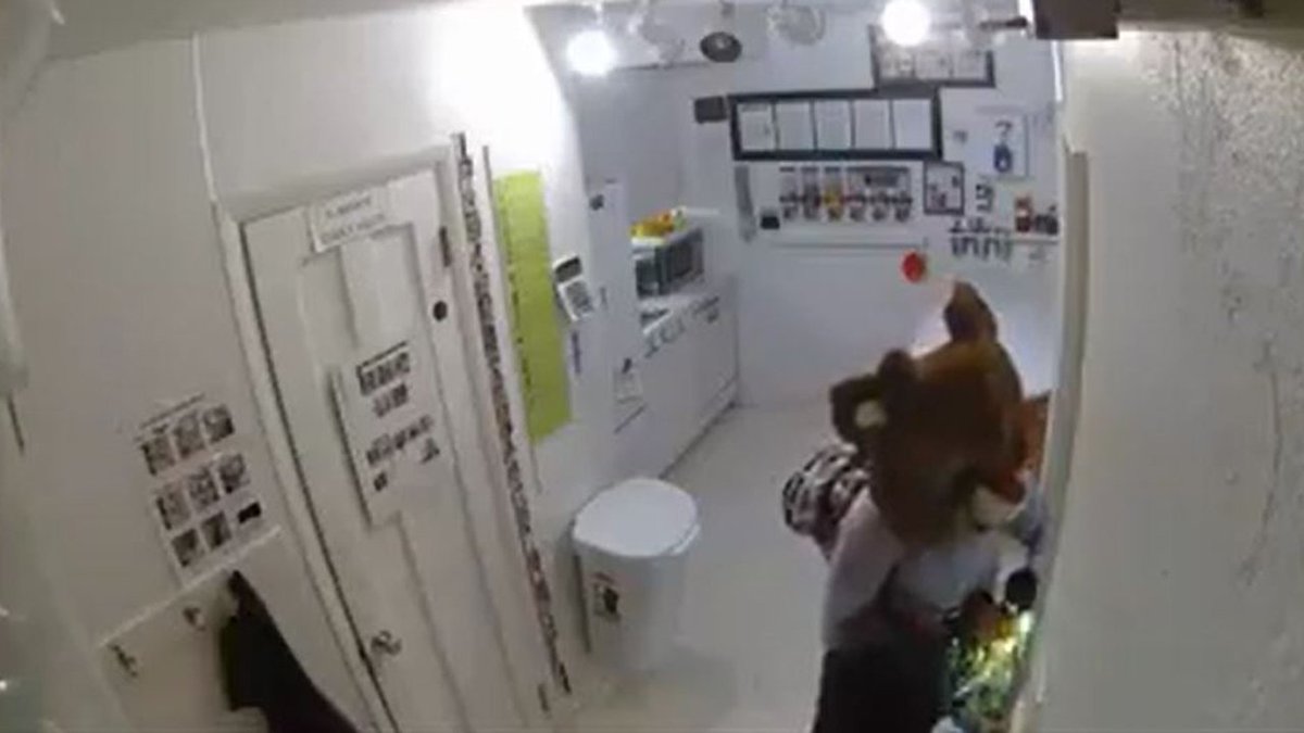 Police on the hunt for 'Rudolph the red nosed burglar' bit.ly/2Q3v545 https://t.co/t4dKA5zaej