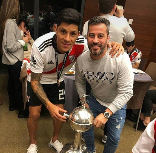enzoperezofi's tweet photo. Simplemente gracias a TODOS ustedes por compartir este SUEÑO conmigo ⚪❤⚪ @CARPoficial 🏆 https://t.co/1BiKY0yjt9 https://t.co/JkYwDXkYwm
