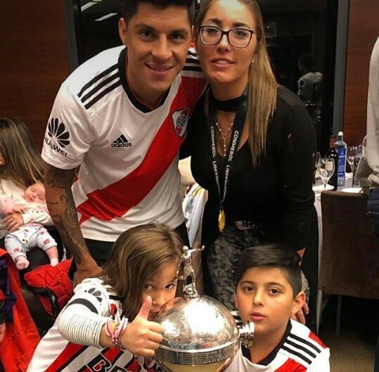 enzoperezofi's tweet photo. Simplemente gracias a TODOS ustedes por compartir este SUEÑO conmigo ⚪❤⚪ @CARPoficial 🏆 https://t.co/1BiKY0yjt9 https://t.co/JkYwDXkYwm
