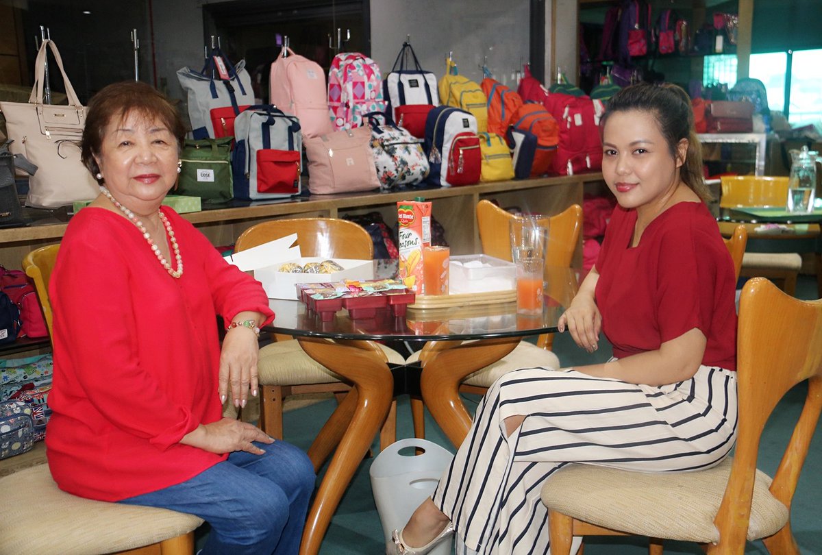 laarni_lozada's tweet photo. Thank you so much for spoiling me today Mommy Lydia Secosana. I love you. 

Merry christmas! 💖🌟

#Secosanabags https://t.co/m8ugLmNsOb