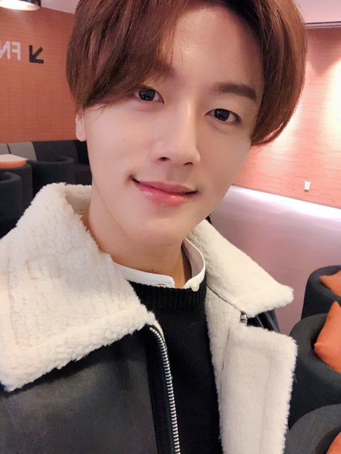 cottonfalls_93's tweet photo. 모두들 좋은 하루 보내세요💖💖💖
메리 셒구크리스마수! 뿌숑빠쏭🎄🎀
#영빈 #인성 #SF9 #YOUNGBIN #INSEONG https://t.co/lpLpj9XLtM