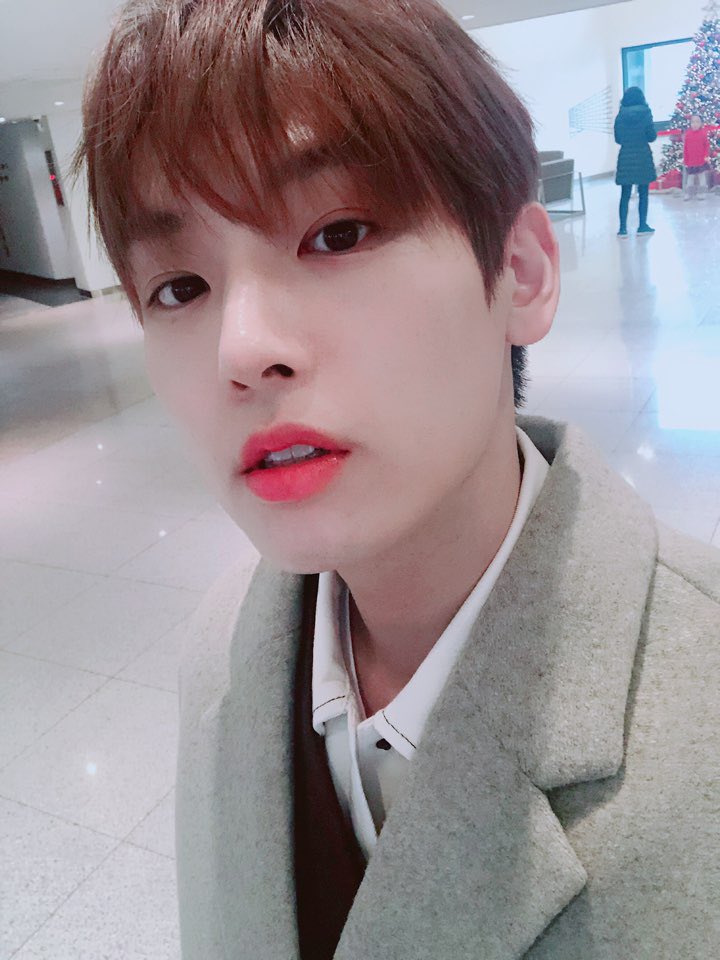 cottonfalls_93's tweet photo. 모두들 좋은 하루 보내세요💖💖💖
메리 셒구크리스마수! 뿌숑빠쏭🎄🎀
#영빈 #인성 #SF9 #YOUNGBIN #INSEONG https://t.co/lpLpj9XLtM