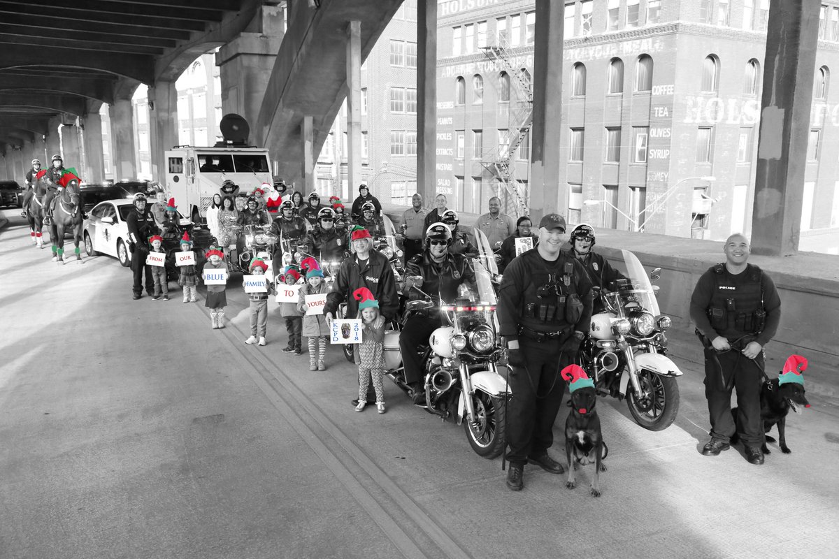 kcpolice's tweet photo. A very merry Christmas from our blue family to yours! https://t.co/Va0ntJzN34