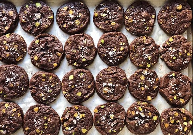 AmagansettSalt's tweet image. Chocolate and pistachio sablés (shortbread cookies) dressed with Amagansett Sea Salt. Perfect for the holiday dessert table! | Thank you @niafelice
.
.
#SeaSalt #cookie #shortbreadcookie #sablés bit.ly/2rV3kkd