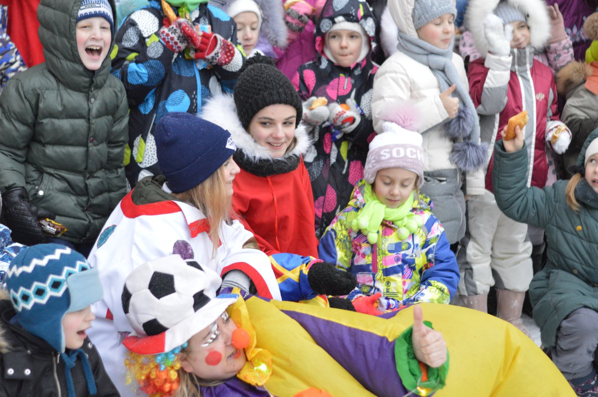 Супер зажигательный праздник получился сегодня на Осипенко 41-А, даже не помешала непогода. Детки танцевали вместе со спортивной Снегурочкой, получили сладкие угощения от Деда Мороза, угостились чаем и пирожками. Всех веселил клоун Клепа и скоморохи.