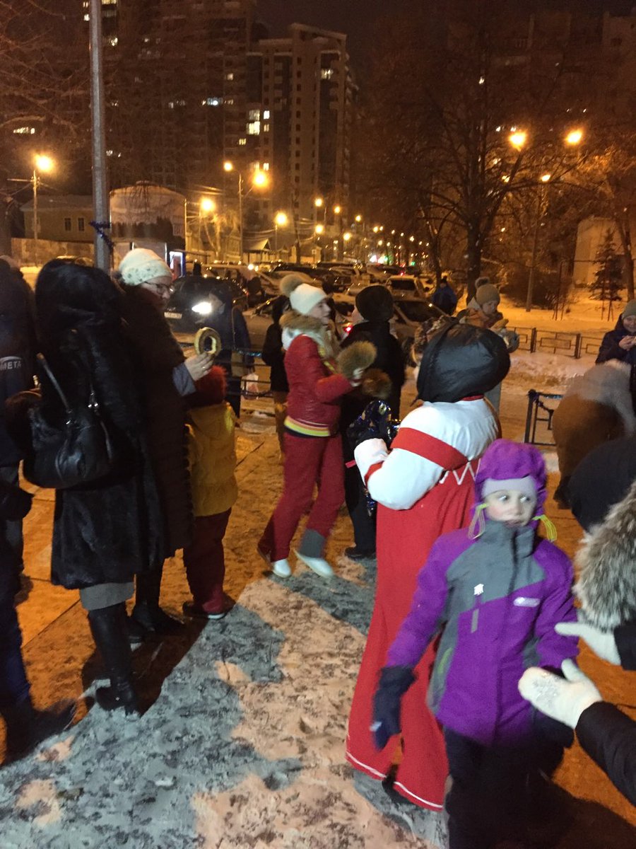 Состоялось торжественное открытие катка во дворе "Шанхая" с участием главы администрации района.