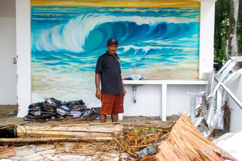 A worker stands in front of a mural inside a resort bar destroyed by the tsunami in Tanjung Lesung, Banten province, Indonesia: https://reut.rs/2Cw5hKj | 📷 Jorge Silva
