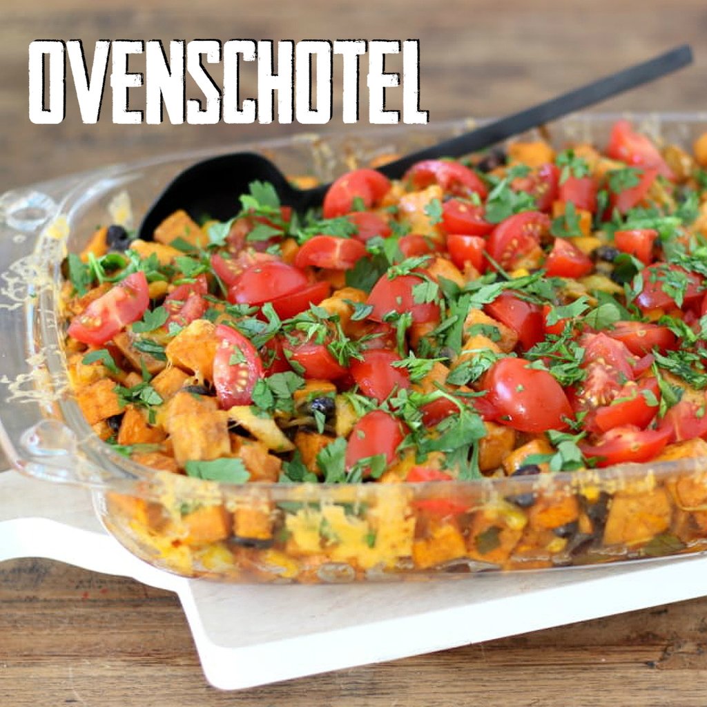 koopeenvarken's tweet photo. Zoete aardappel en bonen is een gouden combinatie. Voedzame ingrediënten, maar ook heel smakelijk. Lekker in een ovenschotel! Het recept kan je hier vinden: https://t.co/Ty6DmM2t2K #MeatlessMonday #ovenschotel #recept #zoeteaardappel #bonen #watetenwedezeweek https://t.co/BusABFuMFT