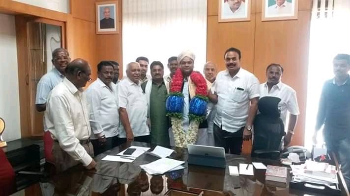 SNBangarpetMLA's tweet photo. 'ಅಂಬೇಡ್ಕರ್ ಅಭಿವೃಧ್ದಿ ನಿಗಮ'ದ ಅಧ್ಯಕ್ಷರನ್ನಾಗಿ ಆಯ್ಕೆಯಾಗಲು ಬೆಂಬಲಿಸಿದ್ದ ಮಾಜಿ ಮುಖ್ಯಮಂತ್ರಿ @siddaramaiah ಅಧ್ಯಕ್ಷರಾದ #ದಿನೇಶ್_ಗುಂಡುರಾವ್ ರವರನ್ನು ,ಸಮಾಜ ಕಲ್ಯಾಣ ಸಚಿವ ಪ್ರಿಯಾಂಕ್ ರವರನ್ನು,  #ಕೃಷ್ಣಬೈರೆಗೌಡರವರನ್ನು ನೂತನ ಸಚಿವರಾದ #ಎಂಟಿಬಿ_ನಾಗರಾಜ್ ರವರನ್ನು  ಬೆಂಗಳೂರಿನಲ್ಲಿ ಭೇಟಿಮಾಡಿ ಧನ್ಯವಾದಗಳನ್ನು ತಿಳಿಸಿದೇವು. https://t.co/xZAA5ZNYzY