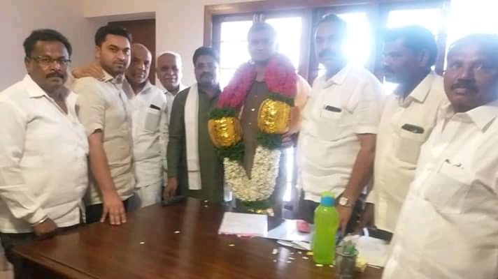SNBangarpetMLA's tweet photo. 'ಅಂಬೇಡ್ಕರ್ ಅಭಿವೃಧ್ದಿ ನಿಗಮ'ದ ಅಧ್ಯಕ್ಷರನ್ನಾಗಿ ಆಯ್ಕೆಯಾಗಲು ಬೆಂಬಲಿಸಿದ್ದ ಮಾಜಿ ಮುಖ್ಯಮಂತ್ರಿ @siddaramaiah ಅಧ್ಯಕ್ಷರಾದ #ದಿನೇಶ್_ಗುಂಡುರಾವ್ ರವರನ್ನು ,ಸಮಾಜ ಕಲ್ಯಾಣ ಸಚಿವ ಪ್ರಿಯಾಂಕ್ ರವರನ್ನು,  #ಕೃಷ್ಣಬೈರೆಗೌಡರವರನ್ನು ನೂತನ ಸಚಿವರಾದ #ಎಂಟಿಬಿ_ನಾಗರಾಜ್ ರವರನ್ನು  ಬೆಂಗಳೂರಿನಲ್ಲಿ ಭೇಟಿಮಾಡಿ ಧನ್ಯವಾದಗಳನ್ನು ತಿಳಿಸಿದೇವು. https://t.co/xZAA5ZNYzY