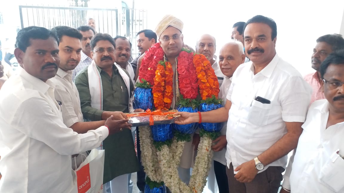 SNBangarpetMLA's tweet photo. 'ಅಂಬೇಡ್ಕರ್ ಅಭಿವೃಧ್ದಿ ನಿಗಮ'ದ ಅಧ್ಯಕ್ಷರನ್ನಾಗಿ ಆಯ್ಕೆಯಾಗಲು ಬೆಂಬಲಿಸಿದ್ದ ಮಾಜಿ ಮುಖ್ಯಮಂತ್ರಿ @siddaramaiah ಅಧ್ಯಕ್ಷರಾದ #ದಿನೇಶ್_ಗುಂಡುರಾವ್ ರವರನ್ನು ,ಸಮಾಜ ಕಲ್ಯಾಣ ಸಚಿವ ಪ್ರಿಯಾಂಕ್ ರವರನ್ನು,  #ಕೃಷ್ಣಬೈರೆಗೌಡರವರನ್ನು ನೂತನ ಸಚಿವರಾದ #ಎಂಟಿಬಿ_ನಾಗರಾಜ್ ರವರನ್ನು  ಬೆಂಗಳೂರಿನಲ್ಲಿ ಭೇಟಿಮಾಡಿ ಧನ್ಯವಾದಗಳನ್ನು ತಿಳಿಸಿದೇವು. https://t.co/xZAA5ZNYzY