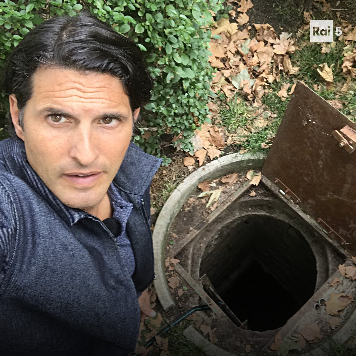 raicinque's tweet photo. Esistono dei luoghi, al di sotto delle nostre città e campagne, capaci di raccontare “dal basso” la storia passata e presente del nostro Paese. 

È il mondo che l’archeologo americano DariusAryaDigs esplora nella 2ª stagione della serie #UnderItaly, in onda da oggi alle 22.10. https://t.co/dFyk5oIHPh
