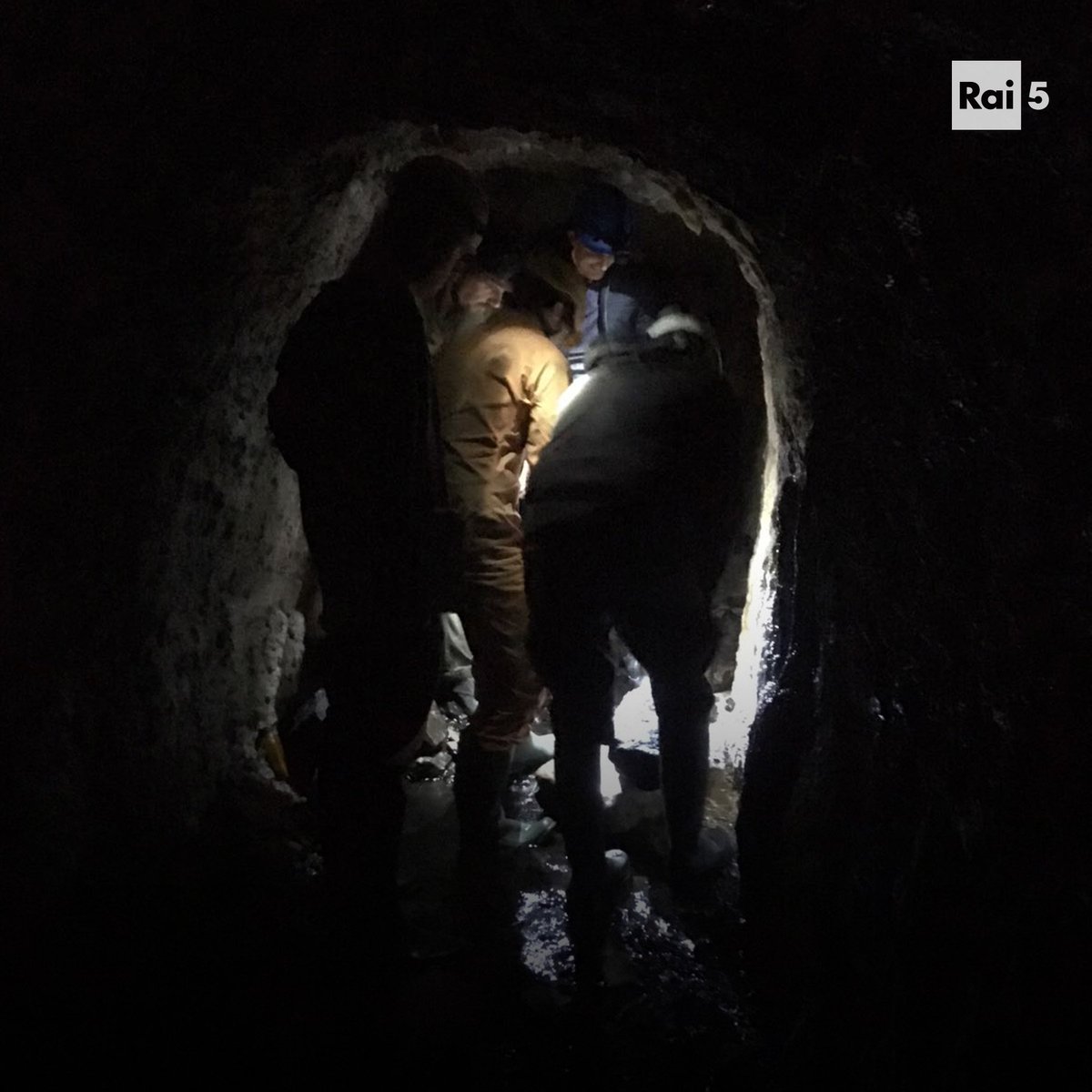 raicinque's tweet photo. Esistono dei luoghi, al di sotto delle nostre città e campagne, capaci di raccontare “dal basso” la storia passata e presente del nostro Paese. 

È il mondo che l’archeologo americano DariusAryaDigs esplora nella 2ª stagione della serie #UnderItaly, in onda da oggi alle 22.10. https://t.co/dFyk5oIHPh