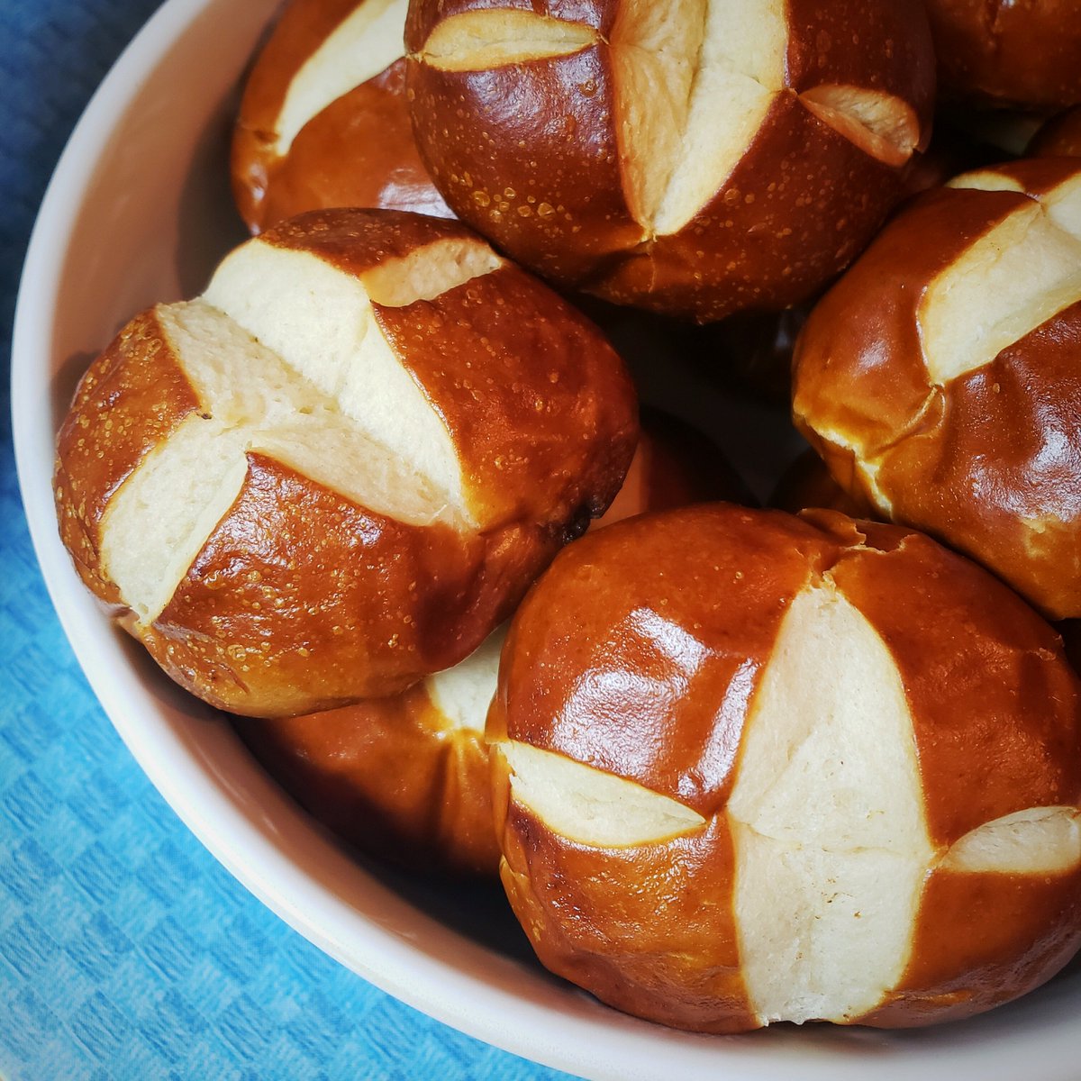 PretzillaBuns's tweet photo. Our pretzel buns make the perfect holiday roll. They’re kosher, vegan, clean label, allergen-friendly &amp; oh-so delicious! Find our products > https://t.co/ZJjYxspW68 #HappyHolidays #vegan #kosher #pretzilla https://t.co/0UlVVy7A3C