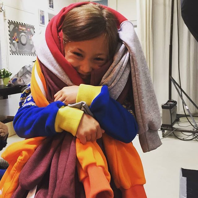 JumpsterStore's tweet photo. Ihr Lieben,

Wir wünschen euch allen eine genauso schöne Bescherung wie der geliebten #livia ❤️ Wenn ihr und eure Kids nach dem Auspacken der Geschenke unter  einem Berg aus #Jumpster zusammenzubrechen droht, dann ist es ein tolles Weihnachtsfest 🎄❤️… https://t.co/O5VTobMSjr https://t.co/W2EG1gvqFp