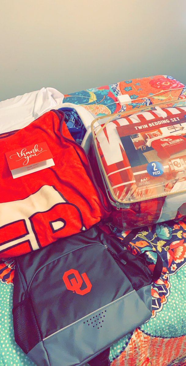 MarissaMc13's tweet photo. I won one of the #12daysofOUGiveaways! Merry Christmas to me 😍 and thank you to @OU_Athletics for giving me this awesome stuff! #BoomerSooner https://t.co/OFExaCU4IN