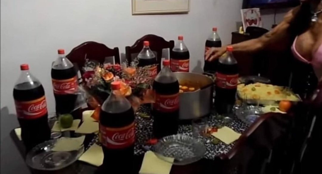 sofro que na ceia da ines brasil cada convidado tem sua garrafa de coca