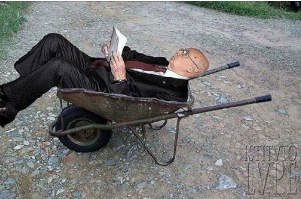 lvoir's tweet photo. La carriola del papà Di Maio sarà utile per l'ultimo dell'anno 😝
..... 😂😂😂
#cosevecchie https://t.co/Jz5Xwio0j7