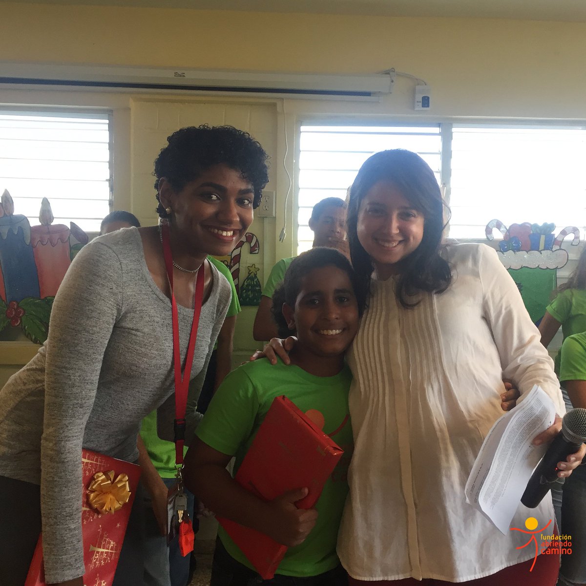 abriendocamino_'s tweet image. En el transcurso de nuestro compartir navideño Leonor Florentino y Erika Ventura entregaron los premios del concurso anual de dibujos navideños organizado por #Cevaldom. Gracias por su constante apoyo.