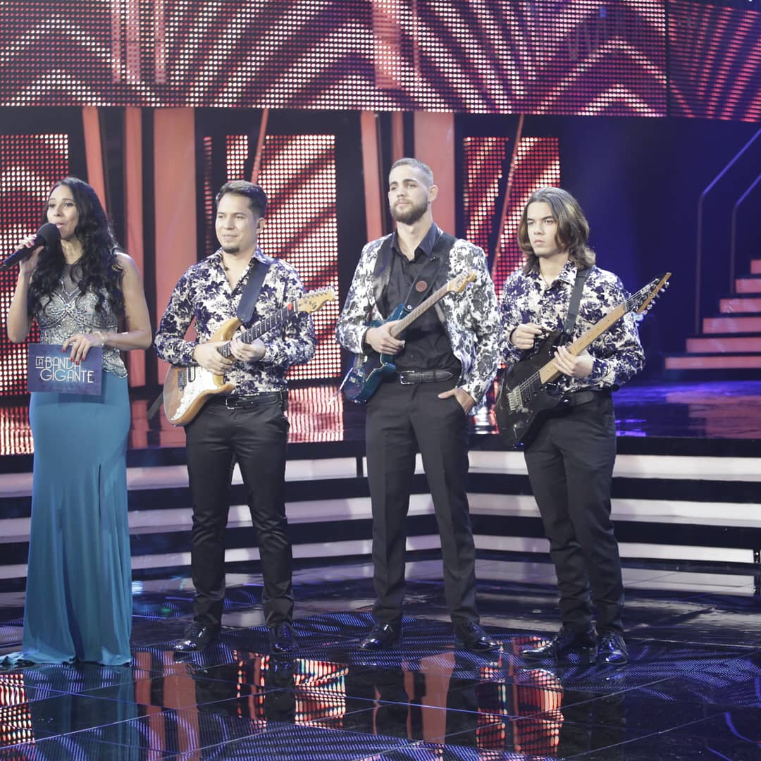BandaGigante's tweet photo. Compiten en guitarra eléctrica: 

#LaBandaGigante #somoslagranbanda #unabandaquemanda #RTV #RTVComercial https://t.co/hfNlgOy6lW