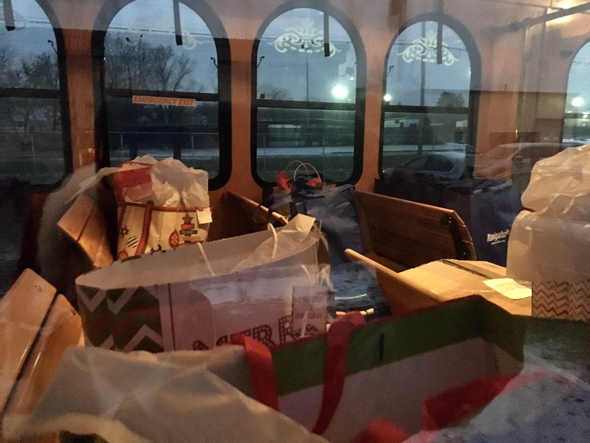 JRCJMU's tweet photo. A loaded @CDTA trolley and elves from #MLKCoalition #SchenectadyCounty delivering surprises from @UnitedWay_GCR @AmericanCancer @PriceChopper #Mallozzi this #ChristmasEve. @WNYT https://t.co/9OldkakrrG