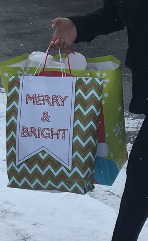 JRCJMU's tweet photo. A loaded @CDTA trolley and elves from #MLKCoalition #SchenectadyCounty delivering surprises from @UnitedWay_GCR @AmericanCancer @PriceChopper #Mallozzi this #ChristmasEve. @WNYT https://t.co/9OldkakrrG
