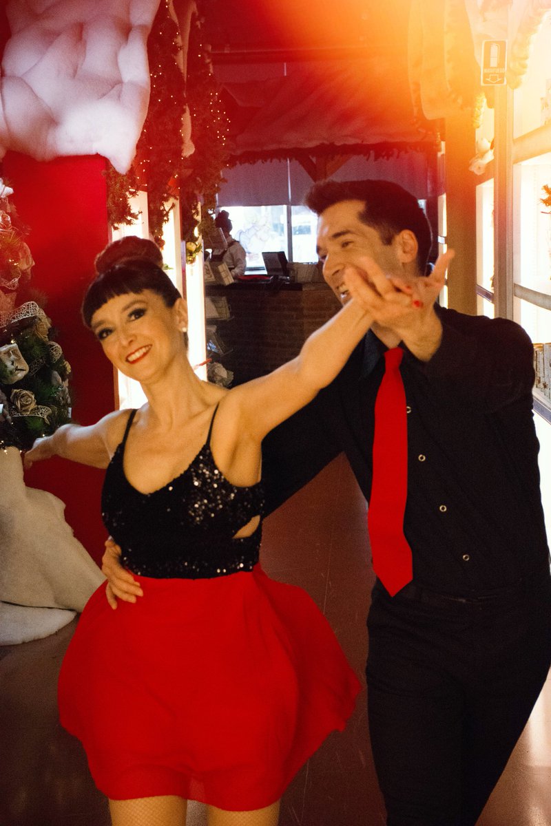 FlorPupiCella's tweet photo. Los mejores deseos!!!🌟🎄🎅✨
#AllIWantForChristmasIsYou
Link video completo 👇
https://t.co/Q5G9AppK4P
#navidad #christmas #allaround #navidadseacerca #merrychristmas #DancePerformersProject #clip #alparamis #coreografa #choreographer #dancer #dancerslife #artist https://t.co/umXKRKd8y5