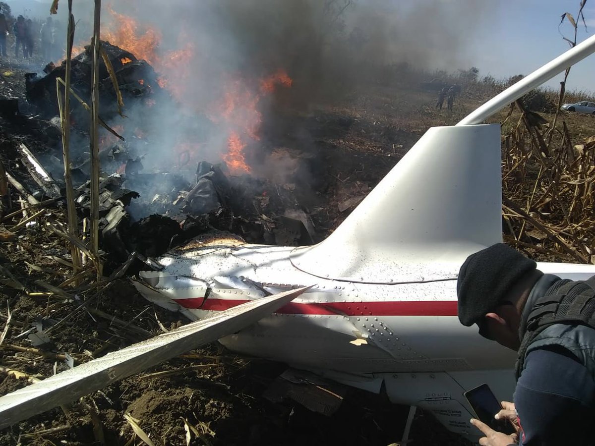 AntonioTeutliC's tweet photo. Personal de seguridad pública, protección civil y de emergencias de #Coronango acudió al reporte de la caída de una aeronave en calle Reforma poniente e Ignacio Zaragoza en donde se colabora junto con gobierno del estado para atender el percance. https://t.co/1DJ1hF3okL