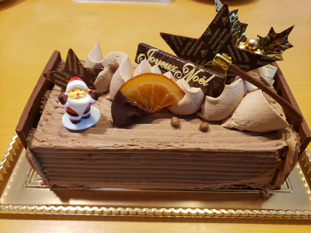 Tomoki_mutter's tweet photo. サンニコラのクリスマスケーキ。
プラリネオランジェ
マジ、ヤバい。
美味すぎる。

チョコとオレンジのパランスが絶妙。
食べたら幸せになれる(＾＾）

#サンニコラ
#クリスマスイブ
#ケーキ https://t.co/w1wUq32Nxd