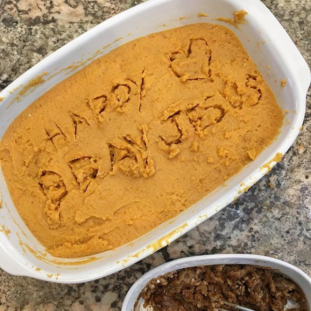 AnnaHCreative's tweet photo. How @k5hart does sweet potato casserole. 😂 #happybdayjesus #yum https://t.co/DIINNmx8Ab https://t.co/2wtbIFtipX