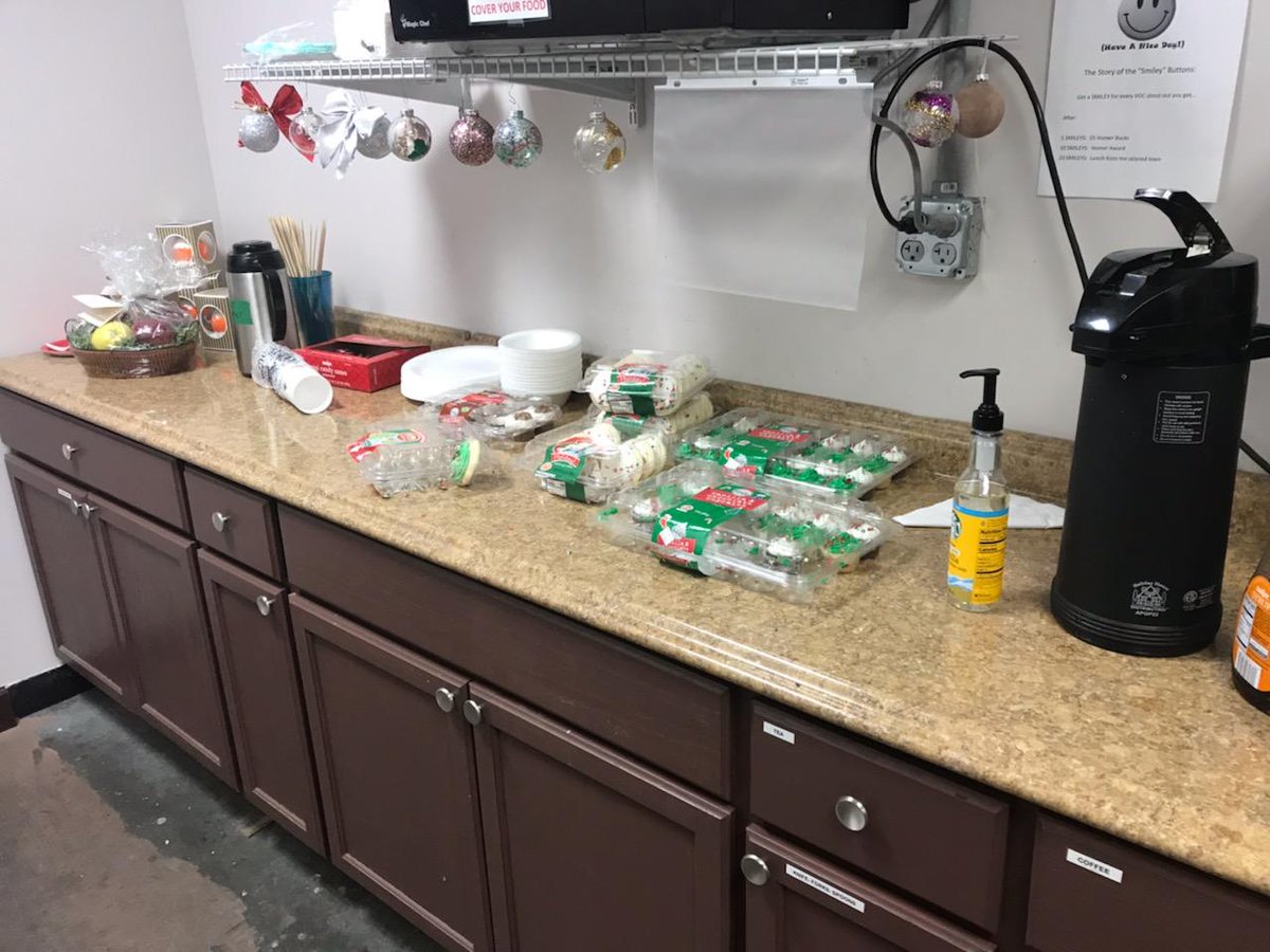 hrjohnson2785's tweet photo. Holiday treats in 3Rivers. #MWdec2018 @homedepot3River @sbonke24 @fieldschris2016 @Archiegraham17 @anbenner926 https://t.co/KuQ3rxZK77