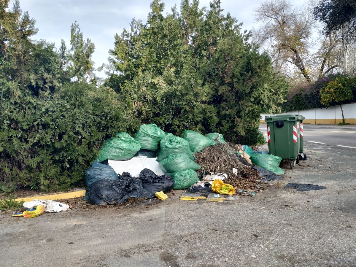 Así recibe nuestra urbanización #Espartinas  a familiares y amigos que vengan a nuestras casas a celebrar la Noche buena y/o la Navidad. Así llevamos más de un mes. Ya es un problema de salud pública. Este es el Ayto de <a href="/CiudadanosCs/">Ciudadanos 🇪🇸🇪🇺</a> y sus herederos. #Veguenza