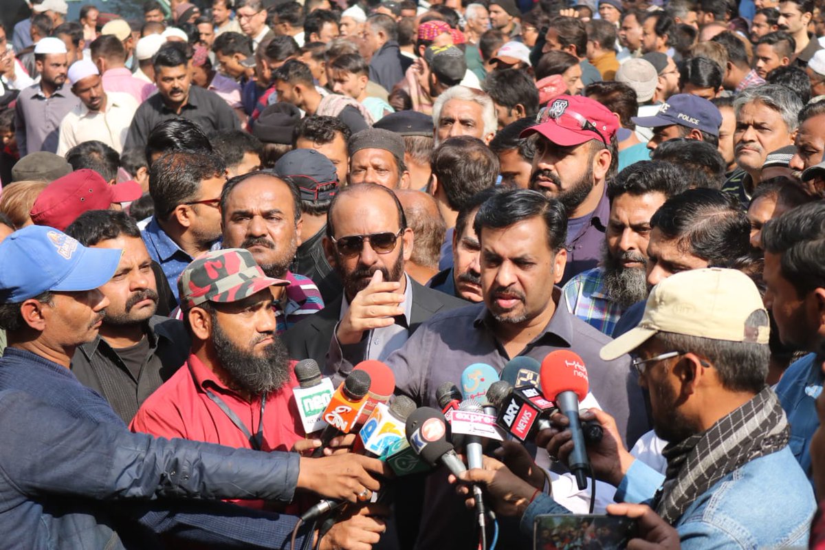 AlamPerwezAns's tweet photo. کراچی #PSP کے شھید کارکنان کی نماز جنازہ ادا کردی گئ https://t.co/TQ0vI2Er4A