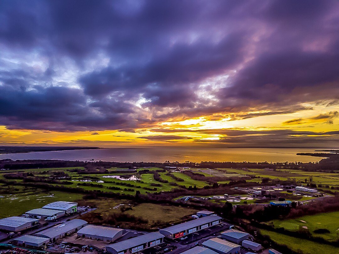 WildWinnieWard's tweet photo. Just a little Christmas sunset over Antrim Town towards Lough Neagh......#antrimtown #sunsets #loughneagh #goldencolours https://t.co/C6KXCG0giM