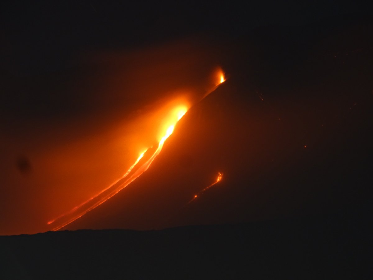 #Etna's first flank eruption for nearly 11 years, seen at nightfall from the port of Riposto, to the east of the volcano, 24 December 2018