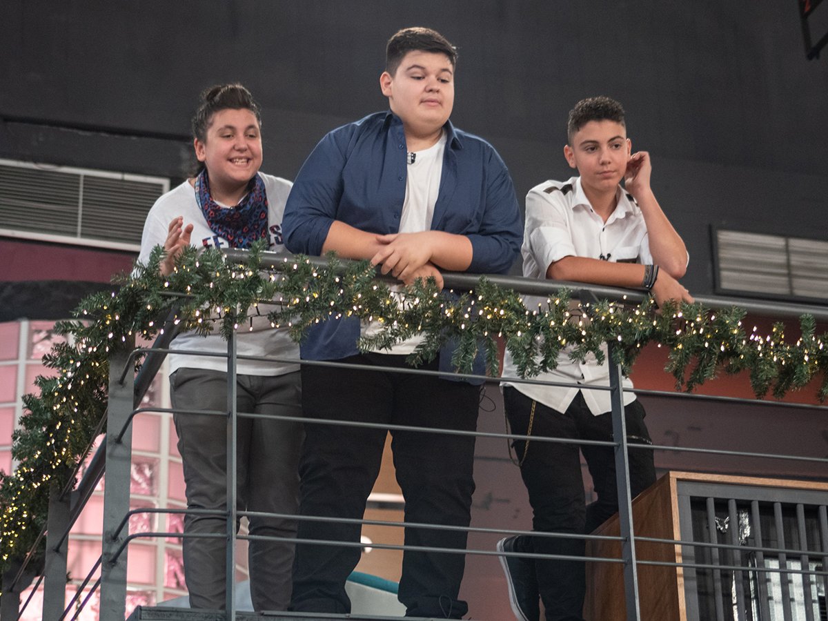 Τα παιδιά από τον εξώστη προσπαθούν να βοηθήσουν τους τρεις φιναλίστ #MasterChefJuniorGR <a href="/StarChannelGr/">StarChannelGR</a> #StarChannelTv