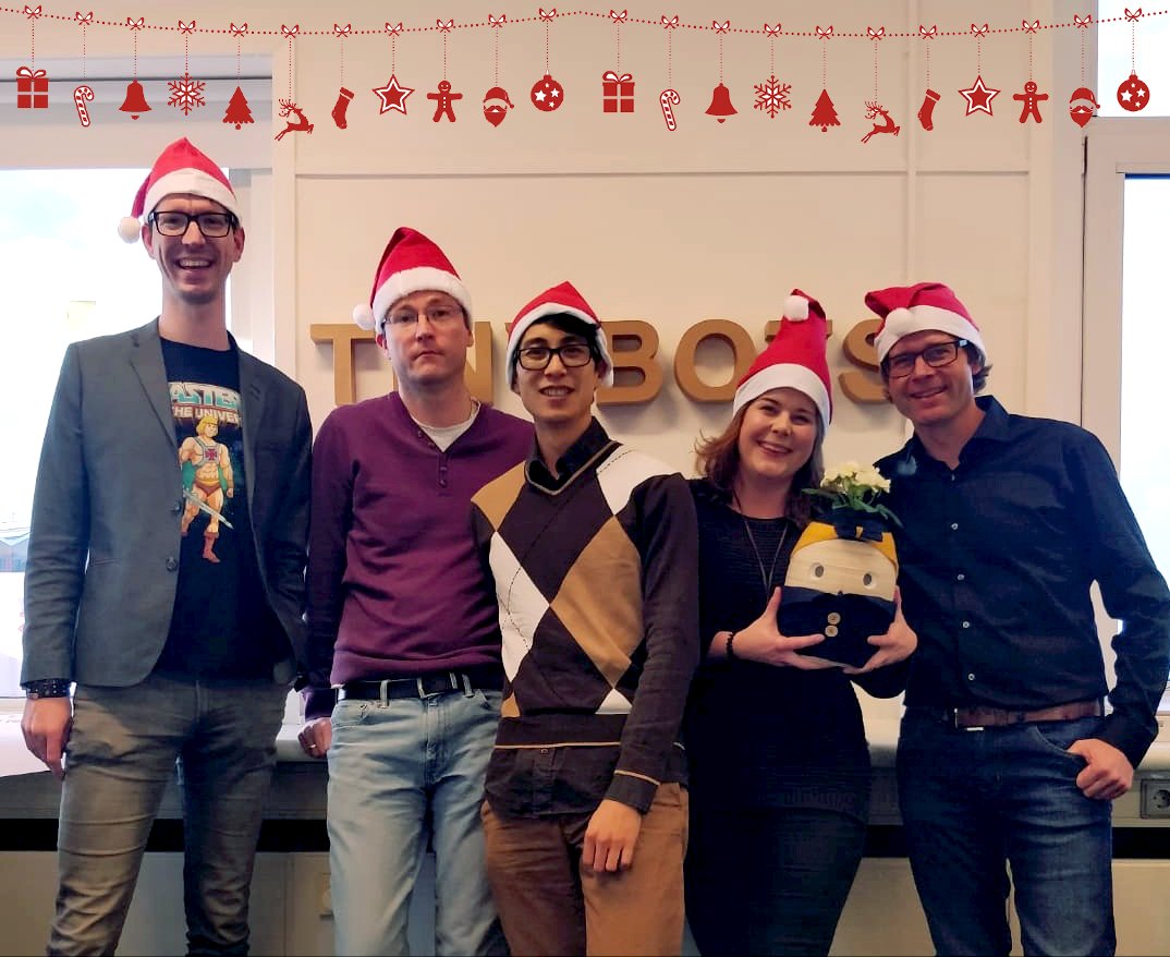 tinybotsNL's tweet image. Namens Tessa en het hele Tinybots team (+3 collega&apos;s die niet op de foto staan): fijne feestdagen en een mooi 2019! 🎄 #kerst #feestdagen #zorgrobot #socialerobot #Tessa #Tinybots