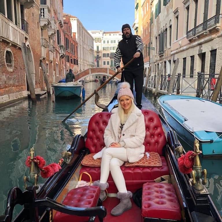 Glister_Online's tweet photo. I'm in love with Venice โค ๐ฎ๐น
#feelingblessed #bestever #christmaseve #siteseeing #gondolaride #retailtherapy #tfondaco #roottopviews #piazzasanmarco #canalgrande #frulala #freshfood #enchanting #atmosphere https://t.co/P2LXDQgdoS