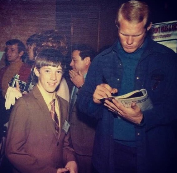 Super70sSports's tweet image. Jim Kelly getting Terry Bradshaw’s autograph. Because that happened.