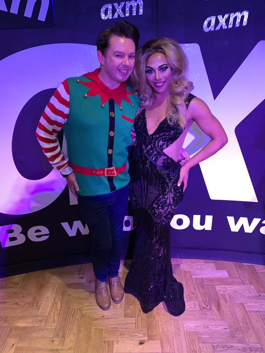 I decided to go festively dressed as an Elf to get my Meet & Greet photo with @itsSHANGELA and she didn’t wear her 🎄 or ☃️, but it didn’t matter though as she looked sickening! Gurl - come back to Glasgow soon - we love ya!😘❤️ Merry Xmas to ya 🎅🏼🎄☃️🎉